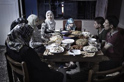 Una familia de refugiados sirios procedentes de Alepo vive en el apartamento de un familiar en Estambul. Recién llegados, todavía intentan adaptarse a la nueva situación que tienen. Algunos de ellos se sientan a la mesa para degustar la cena de Ramadán. Son 18 personas viviendo en un apartamento de 60 metros cuadrados.