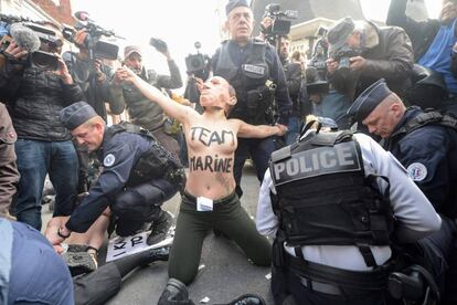Miembros del grupo femenino feminista Femen protestan contra la candidata a las elecciones presidenciales francesas para el partido de la extrema derecha Frente Nacional (FN - Frente Nacional) Marine Le Pen en Henin-Beaumont, noroeste de Francia.