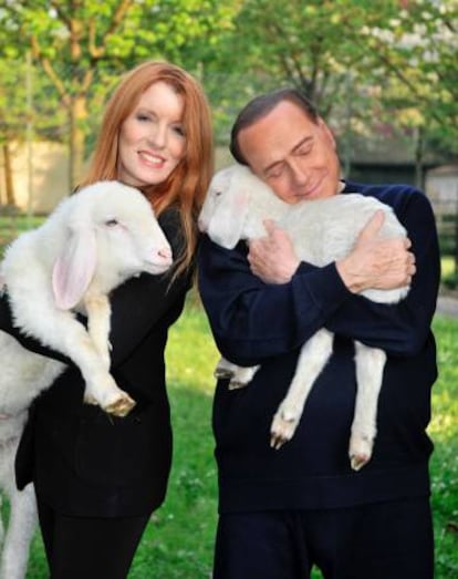 Silvio Berlusconi junto a la activista Michela Vittoria Brambilla, en una imagen de la campaña.