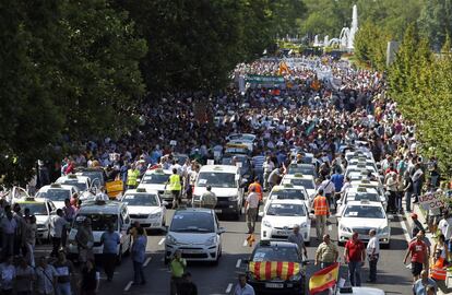 Manifestación convocada en Madrid contra los efectos de la nueva Ley de Ordenación del Transporte Terrestre (LOTT). Han cortado el Paseo de la Castellana durante la protesta a la que han acudido representantes del sector del taxi de las comunidades autónomas de Andalucía, Madrid, Cataluña, Aragón, la Comunidad Valenciana, Murcia, Castilla y León y Castilla-La Mancha.