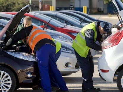 Varios operarios revisan los Ford Fiesta, en una imagen de archivo.