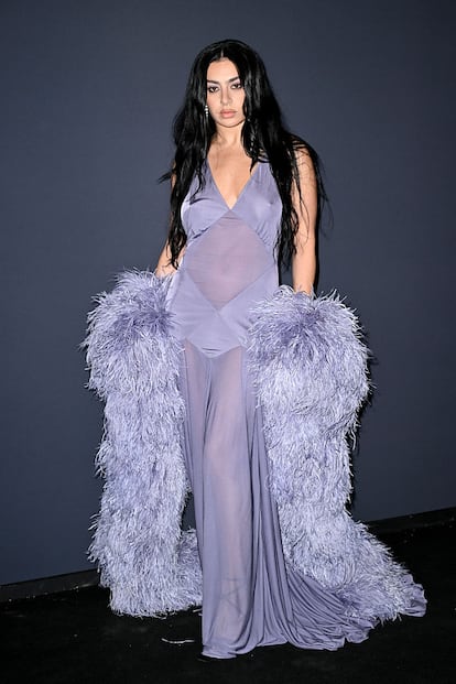 La cantante Charli XCX también se entregó a las transparencias con este modelo malva de Saint Laurent, estola de pelo en tamaño XL y joyas de Boucheron.