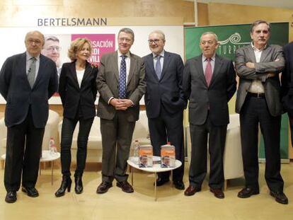 De izquierda a derecha, Joaqu&iacute;n Almunia, Elena Salgado, Jordi Sevilla, Pedro Solbes, Carlos Solchaga, Valeriano G&oacute;mez y Claudio Aranzadi. 