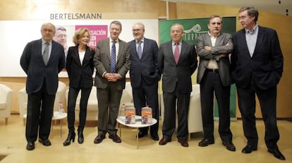 De izquierda a derecha, Joaqu&iacute;n Almunia, Elena Salgado, Jordi Sevilla, Pedro Solbes, Carlos Solchaga, Valeriano G&oacute;mez y Claudio Aranzadi. 