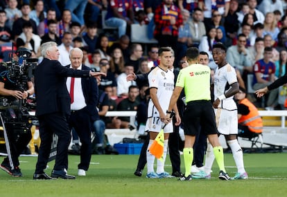 Vinícius saliendo del campo durante el Clásico, entre abucheos y empujones.