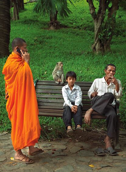 Un monje habla  por teléfono junto al templo de Watphnom.