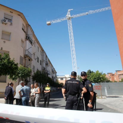 La Policía vigila las viviendas con peligro de derrumbe en el distrito Macarena.