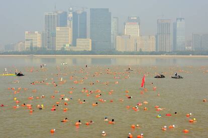 Participantes en un evento de nataci&oacute;n en Hangzhou.
 