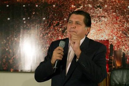 El candidato a la presidencia por el Partido Aprista Peruano (PAP), Alan García, comparece en la sede de su partido en Lima.