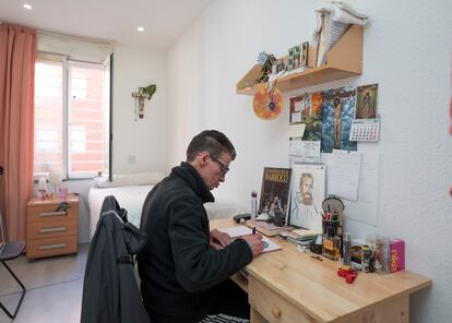 Fernando se dedica ahora a pintar y sueña con trabajar.