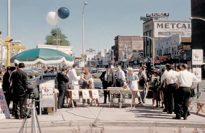 Vecinos de Columbus, Georgia (EE. UU.), esperando a ser vacunados contra la poliomielitis durante los primeros días del Programa Nacional de Inmunización contra la Poliomielitis, en 1961.