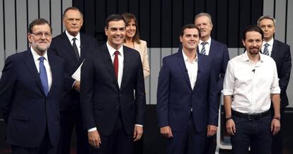 Los cuatro l&iacute;deres de las fuerzas pol&iacute;ticas m&aacute;s importantes y los moderadores del debate televisivo, poco antes de que se celebrara el pasado d&iacute;a 13.