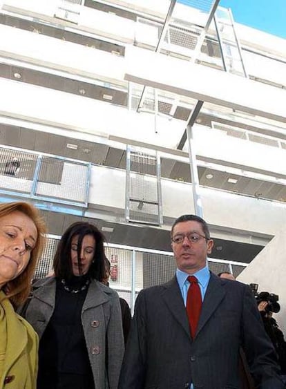 El alcalde posa ante el edificio de Tom Mayne y Díaz-Urgorri.