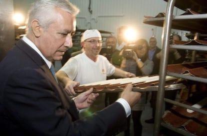 El candidato del PP a la Presidencia de la Junta de Andaluc&iacute;a, Javier Arenas, durante la visita realizada a la panificadora Hidalgo en la localidad almeriense de Viator.