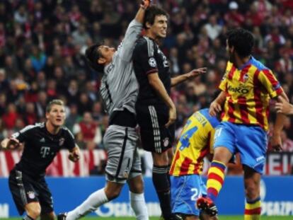 Diego Alves despeja de puños un balón que Javi Martínez buscaba rematar.