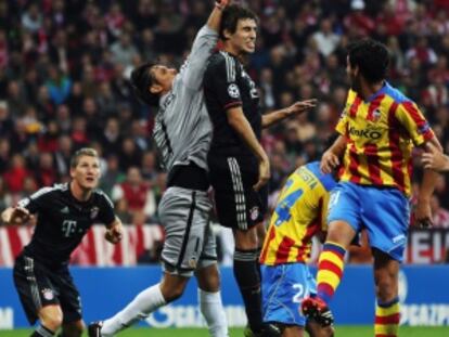 Diego Alves despeja de puños un balón que Javi Martínez buscaba rematar.