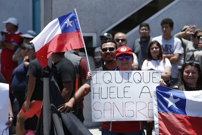 Un hombre sostiene un cartel con la frase "Iquique huele a sangre", durante una manifestación para reclamar más seguridad, a las afueras de la sede del Gobierno en la ciudad de la región de Tarapacá, el pasado 30 de enero.