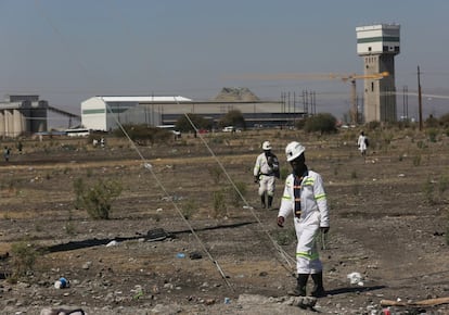 Mineros vuelven a casa después de su turno en Marikana. Antes del platino esta tierra era rica en agricultura. Hoy es una tierra degradada, con el agua y el aire contaminados.