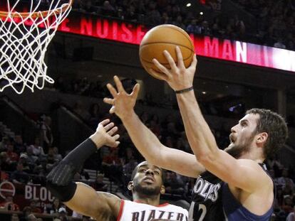  Kevin Love entra a canasta ante LaMarcus Aldridge