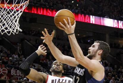  Kevin Love entra a canasta ante LaMarcus Aldridge