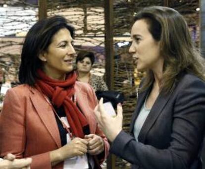 La secretaria de Estado de Turismo, Isabel Borrego (i), con la alcaldesa de Logroño, Concepción Gamarra (d), en la segunda jornada de la Feria Internacional de Turismo, Fitur 2013 en Madrid. EFE/Archivo