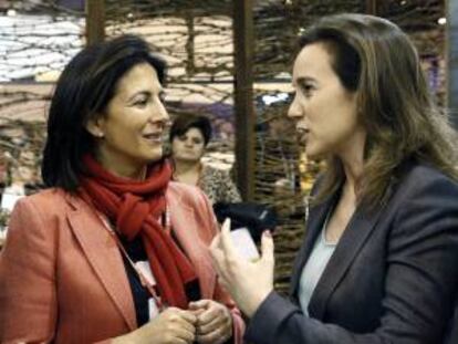 La secretaria de Estado de Turismo, Isabel Borrego (i), con la alcaldesa de Logroño, Concepción Gamarra (d), en la segunda jornada de la Feria Internacional de Turismo, Fitur 2013 en Madrid. EFE/Archivo