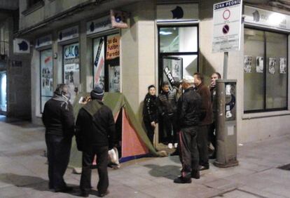 Afectados por las preferentes acampan en una oficina de Novagalicia Banco en Cangas.