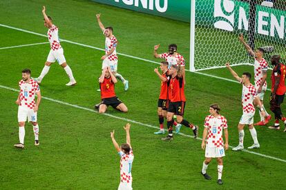 Los jugadores croatas, protestando al árbitro durante el partido frente a Bélgica. 