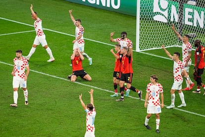 Los jugadores croatas, protestando al árbitro durante el partido frente a Bélgica. 