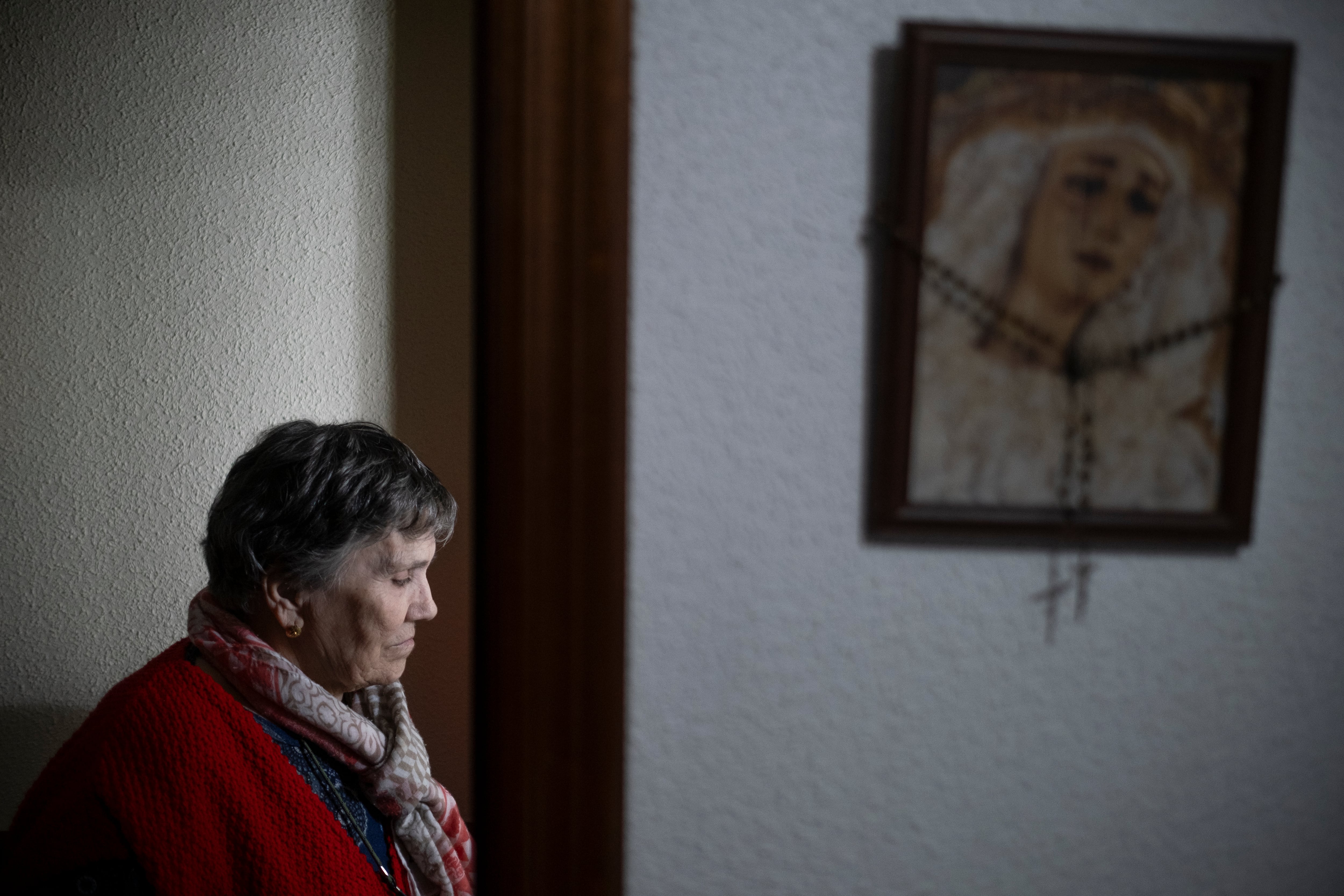 El proceso de adaptación a la situación, en la mayoría de las veces, es doloroso y la persona cuidadora tendrá muchos momentos en los que se sentirá sobrepasada, experimentando agotamiento emocional y físico. En la imagen, Carmen mira a Francisco desde la puerta del cuarto de baño.