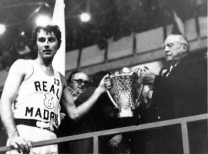 Clifford Luyk y Santiago Bernabéu posan con la quinta Copa de Europa del Madrid.