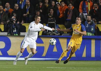 El delantero del Real Madrid Cristiano Ronaldo controla el balón junto al jugador del APOEL Jesús Rueda. 