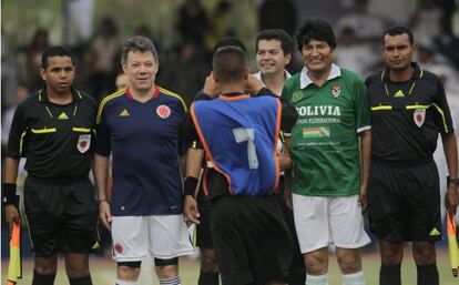 Los presidentes de Colombia y Bolivia posan antes de que inicie el partido amistoso entre los dos países.