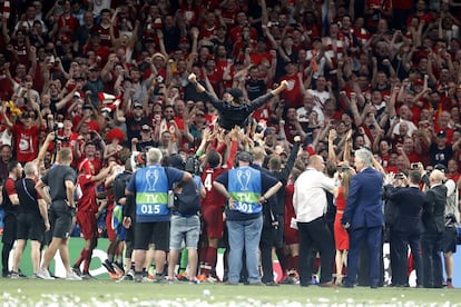 El Liverpool celebra con su afición su sexta Champions.