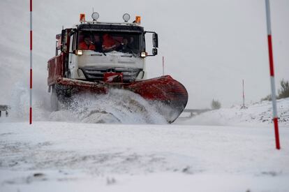 Una máquina quitanieves limpia la carretera CA-183 de acceso a Alto Campoo, en Cantabria.