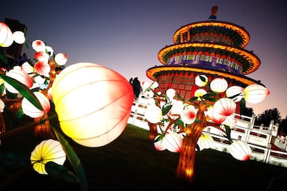 Vista de una de las treinta estructuras que se presentan en el Festival de Luces Chinas (Fesiluz) en Santiago de Chile. 