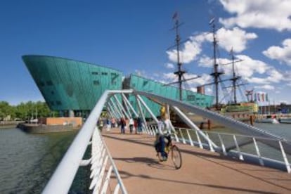 Vista del museo Nemo, al fondo, en el puerto de Ámsterdam.