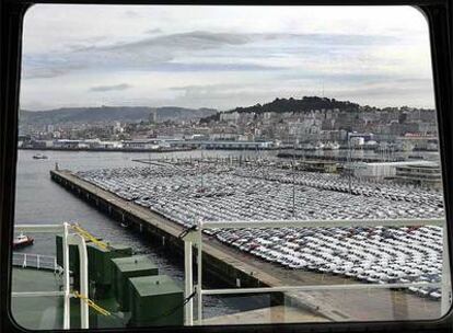 Miles de coches de la planta de Citroën, almacenados en el muelle de Bouzas el pasado miércoles.