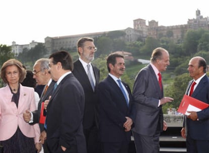 Los Reyes, con el presidente de Cantabria y otros patronos de la Fundación Comillas.