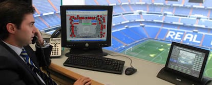 El director de Tecnología del Real Madrid, Enrique Uriel, en el centro de control desde el que se gestionan todos los servicios de la red convergente