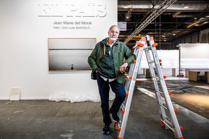 El fotógrafo Jean Marie del Moral, artista invitado en el espacio de EL PAÍS en ARCO, durante el montaje de su exposición.