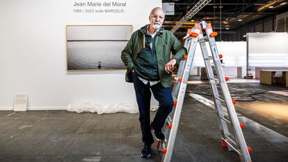 El fotógrafo Jean Marie del Moral, artista invitado en el espacio de EL PAÍS en ARCO, durante el montaje de su exposición.