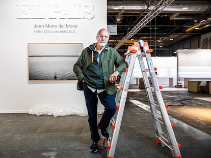 El fotógrafo Jean Marie del Moral, artista invitado en el espacio de EL PAÍS en ARCO, durante el montaje de su exposición.