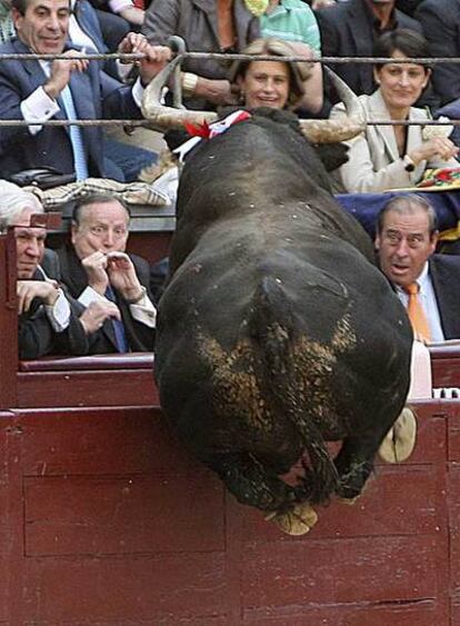 El tercer toro de la tarde de ayer salta la barrera ante el ex alcalde de Madrid Álvarez del Manzano.