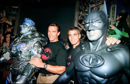 Arnold Schwarzenegger y George Clooney en el  Planet Hollywood de Beverly Hills junto a sus disfraces de Barman y Mr. Freeze en 1997.