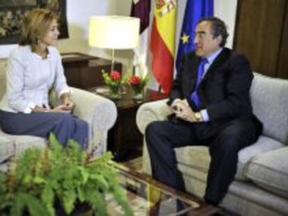 La presidenta de Castilla-La Mancha, Mar&iacute;a Dolores de Cospedal, durante la reuni&oacute;n que mantuvo ayer en Toledo con el presidente de la CEOE, Juan Rosell. EFE/Ismael Herrero