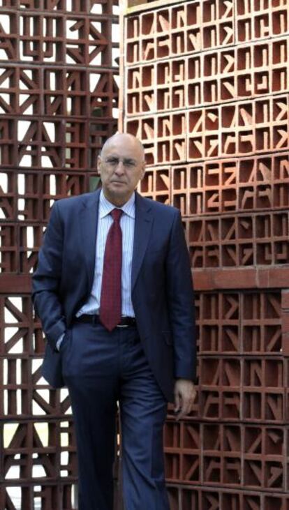 Rodolfo Ares posa en el exterior de la sede del Parlamento vasco.