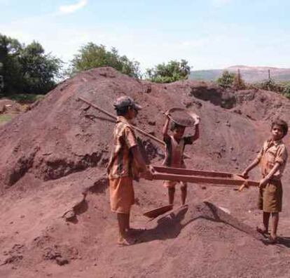 Niños trabajando en una mina a cielo abierto en India.