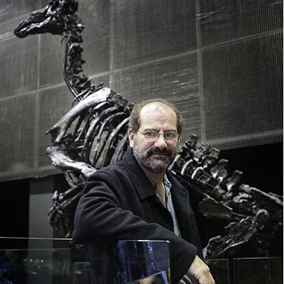 El paleontólogo Luis M. Chiappe, junto a los fósiles de iguanodontes que exhibe Cosmocaixa, en Barcelona.