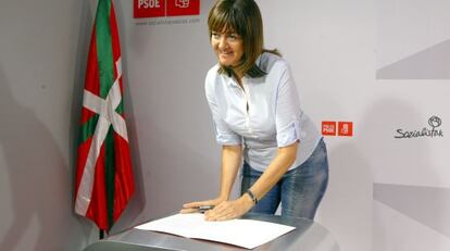 Idoia Mendia firma el nuevo código ético del PSOE
